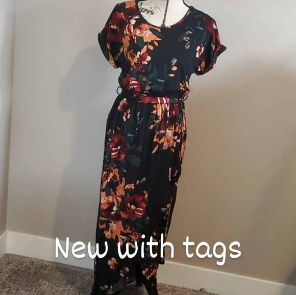 Dresses & Skirts - NWT boutique floral dress